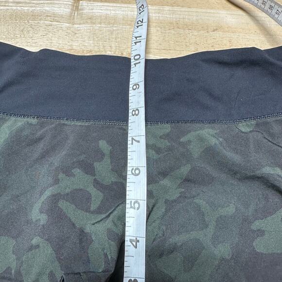 Lululemon Speed Up Short 2.5" Incognito Camo Multi Green Black Women's Sz 4 EUC - Picture 9 of 10
